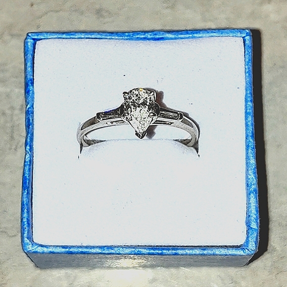 14K WHITE GOLD 2/3 CT PEAR SHAPED & BAGUETTES DIAMOND ENGAGEMENT RING VINTAGE - Picture 7 of 16